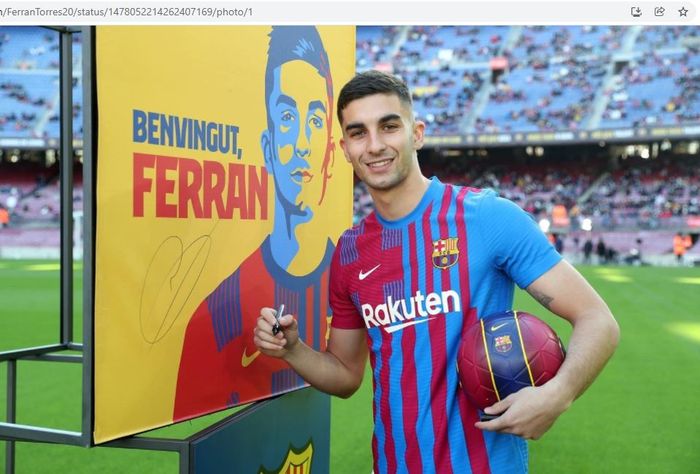 Ferran Torres saat diperkenalkan sebagai pemain baru Barcelona di Stadion Camp Nou.