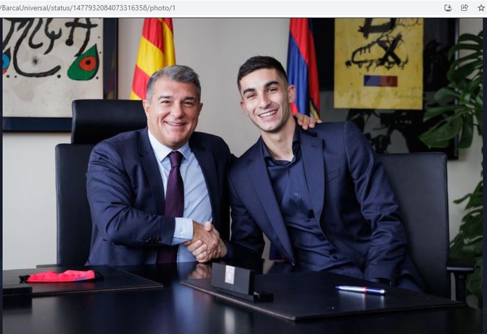 Ferran Torres berpose dengan presiden Barcelona, Joan Laporta.