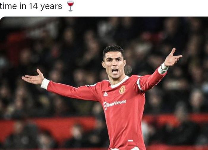 Ekspresi striker Manchester United, Cristiano Ronaldo, dalam laga Liga Inggris kontra Wolverhampton Wanderers di Stadion Old Trafford, Senin (3/1/2022).