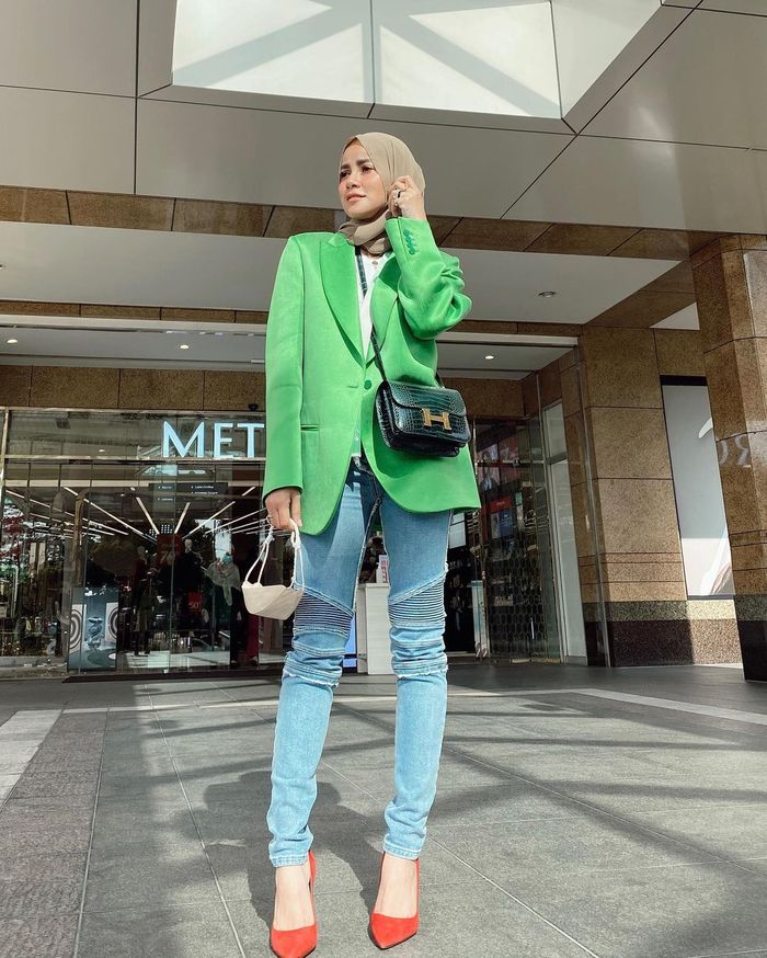 Fashion hijab kasual mewah ala Olla Ramlan - Office look