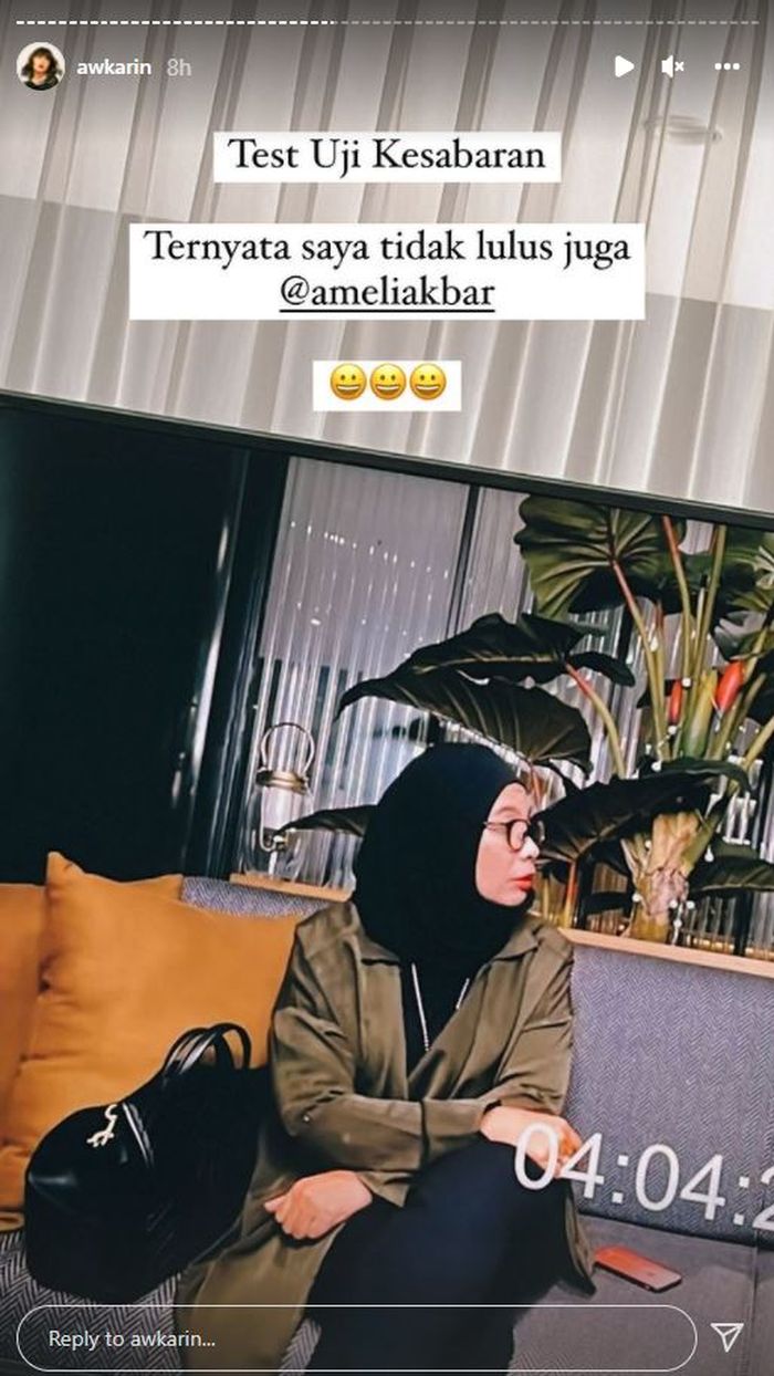 Awkarin terlihat naik pitam saat melihat video klarifikasi dari ibunda Gaga Muhammad di kanal Youtube Nikita Mirzani 