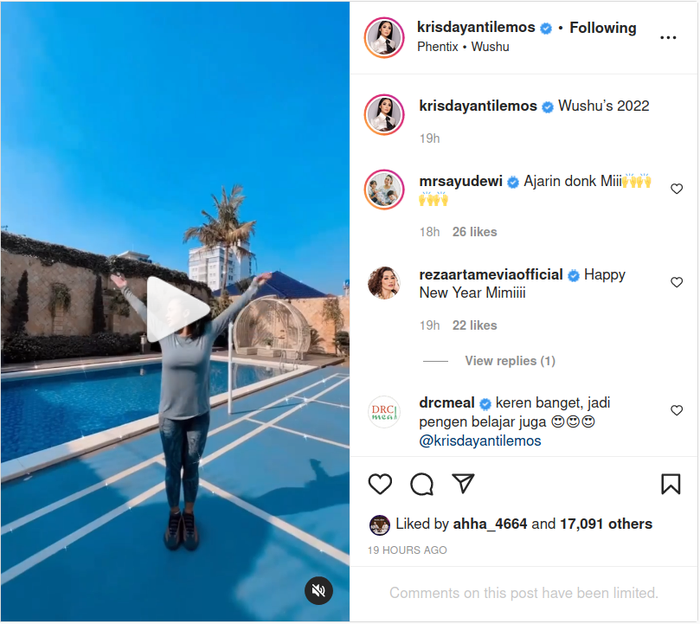 Pilih lincah gerakan wushu di belakang rumah, Krisdayanti adem ayem tak ikut liburan bersama The Halilintar dan The Hermansyah.