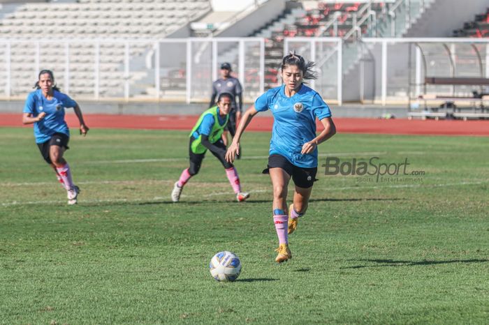 Pemain timnas wanita Indonesia, Zahra Muzdalifah, sedang menguasai bola dalam latihannya di Stadion Madya, Senayan, Jakarta, 7 Januari 2022.