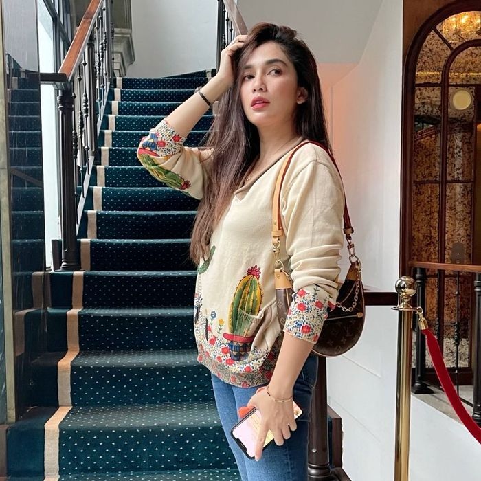 Koleksi tas mewah Ussy Sulistiawaty: Louis Vuitton Loop.