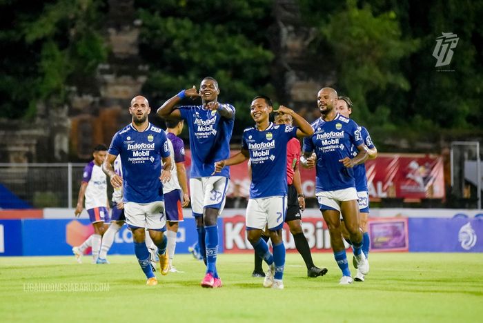 Striker Persib Bandung, Bruno Cantanhede, merayakan gol debutnya ke gawang Persita Tangerang.