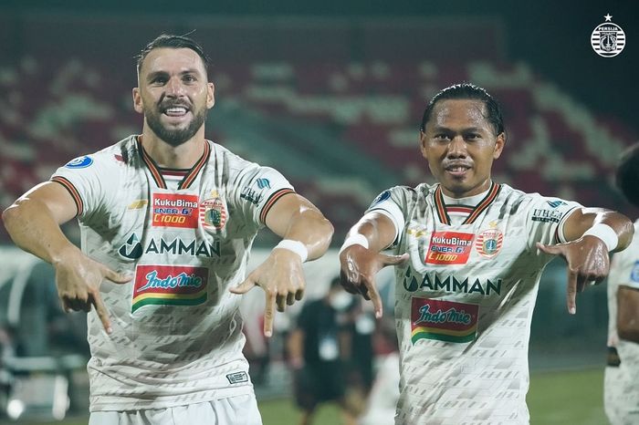 Striker Persija Jakarta, Marko Simic, bersama Toni Sucipto merayakan gol yang dicetaknya ke gawang PSIS Semarang pada pekan ke-18 Liga 1 2021-2022.