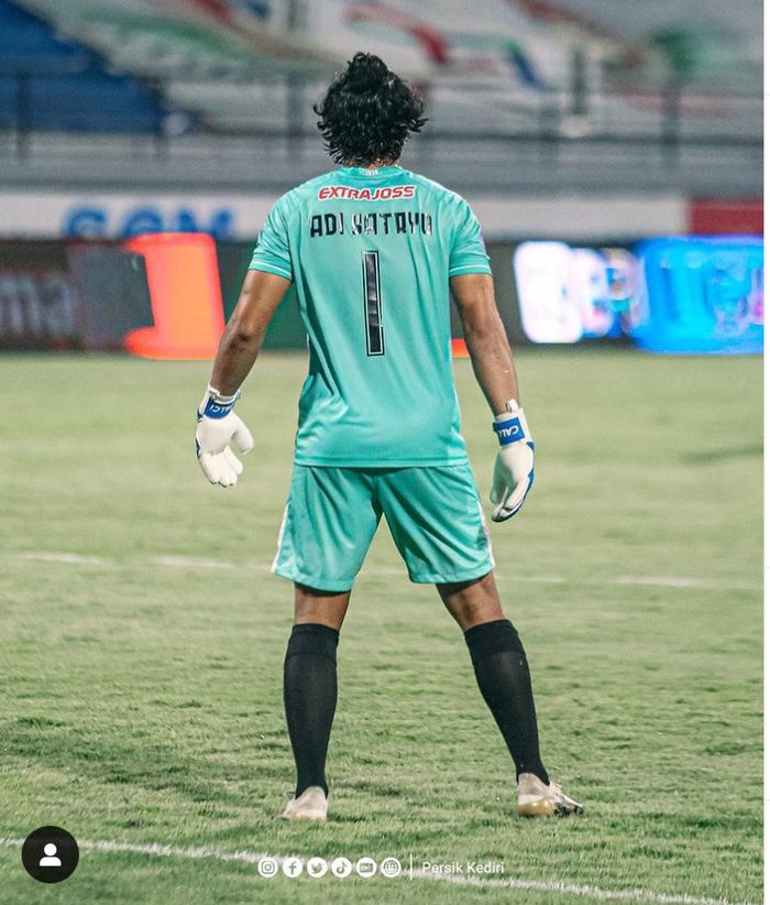 Kiper Persik Kediri, Adi Satyo saat memperkuat tim melawan Borneo FC dalam laga pekan ke-18, di Stadion Kapten I Wayan Dipta, Bali, Sabtu (8/1/2022).