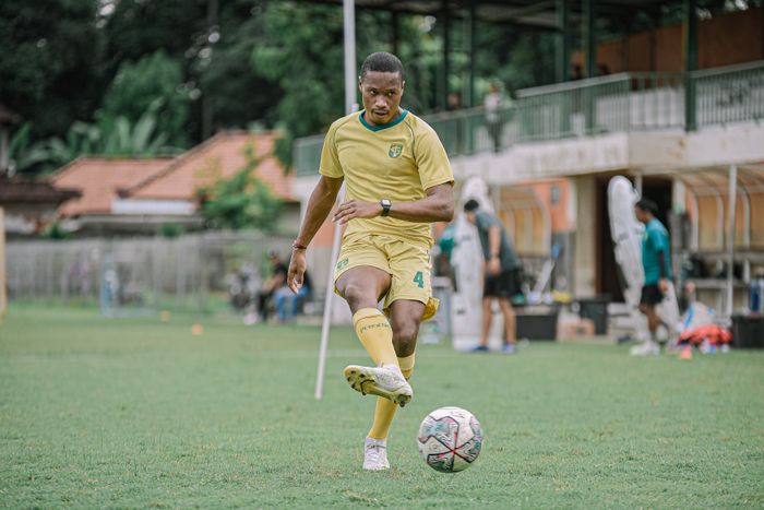 Arsenio Valpoort saat mengikuti latihan Persebaya Surabaya jelang pekan ke-18 Liga 1 2021-2022.