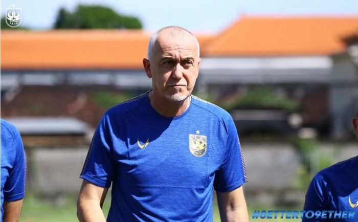 Pelatih PSIS Semarang, Dragan Djukanovic sedang memimpin latihan.
