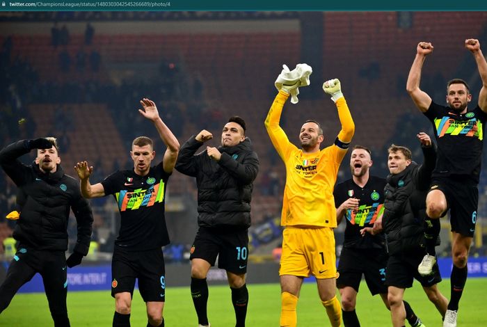 Para pemain Inter Milan merayakan kemenangan atas Lazio pada pekan ke-21 Liga Italia 2021-2022.