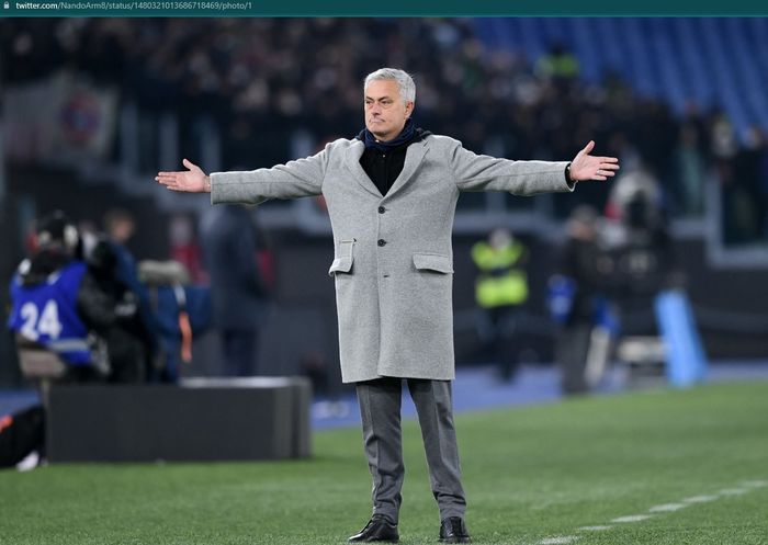 Ekspresi kekecewaan Jose Mourinho usai AS Roma takluk 2-3 dari Juventus.