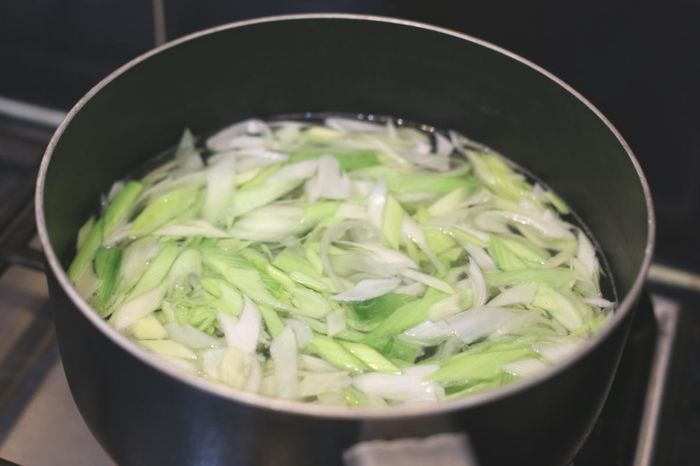 Air rebusan daun bawang yang bisa Anda gunakan untuk menjaga kesehatan tubuh