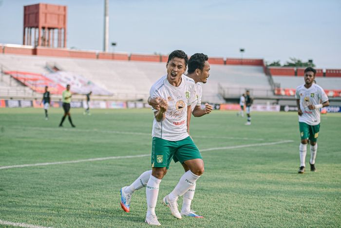 Striker Persebaya Surabaya, Samsul Arif, merayakan gol yang dicetaknya ke gawang Tira-Persikabo pada pekan ke-18 Liga 1 2021-2022.