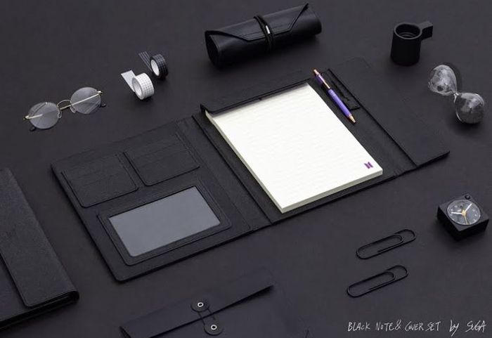 Black note sebagai merchandise official kedua dari Suga.