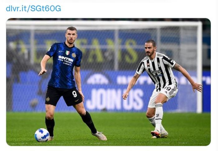 Edin Dzeko (kiri) dan Leonardo Bonucci dalam duel Inter Milan vs Juventus di Liga Italia 2021-2022.