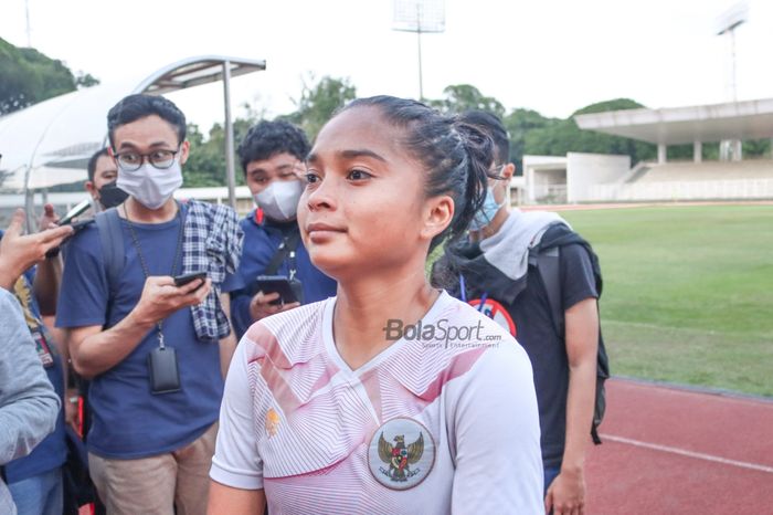 Kapten timnas putri Indonesia, Ade Mustikiana Oktafiani, saat sedang diwawancarai di Stadion Madya, Senayan, Jakarta, 13 Januari 2022.