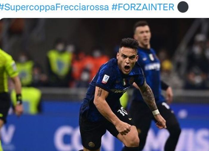 Striker Inter Milan, Lautaro Martinez, merayakan gol ke gawang Juventus dalam laga Piala Super Italia di Stadion Giuseppe Meazza, Rabu (12/1/2022).