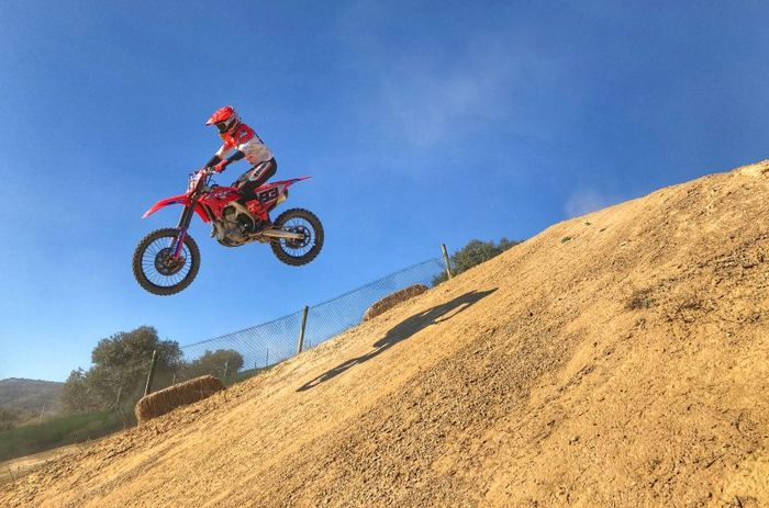 Pembalap Repsol Honda, Marc Marquez, telah mendapat lampu hijau untuk berlatih dengan sepeda motor. Tampak Marquez sedang berlatih motorcross di di Ponts Circuit, Lleida, Spanyol. 