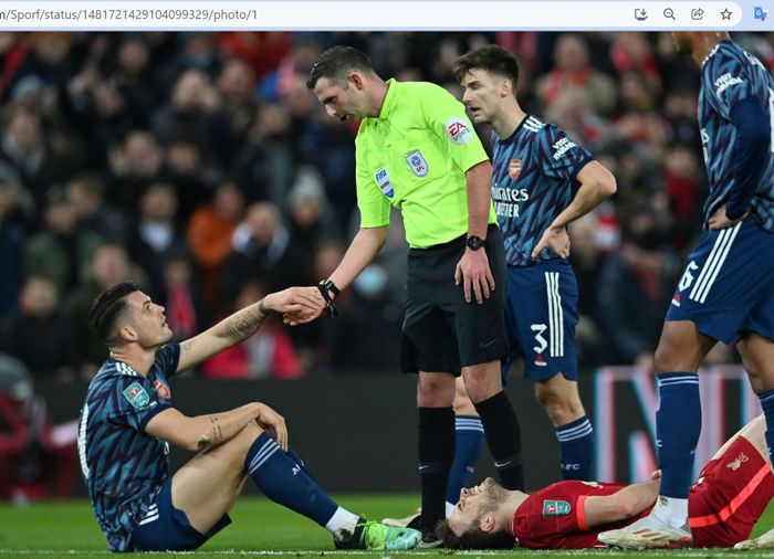 Momen gelandang Arsenal, Granit Xhaka, usai mendapat kartu merah dari wasit Michael Oliver dalam laga leg pertama babak semifinal Piala Liga Inggris 2021-2022 melawan Liverpool di Stadion Anfield, Kamis (13/1/2022).