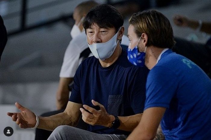 Marc Klok berjumpa Shin Tae-yong di tribun dalam laga Persib vs Bali United (13/1/2022). 