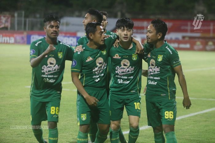Pemain Persebaya Surabaya merayakan gol yang dicetak Taisei Marukawa ke gawang PSM Makassar pada pekan ke-19 Liga 1 2021-2022.