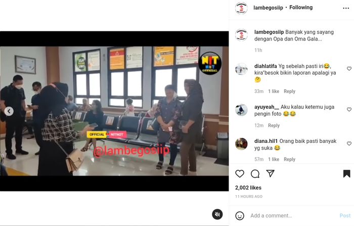 Faisal dan Dewi Zuhriati diajak berfoto oleh ibu-ibu 