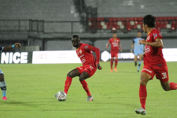 Gelandang anyar Persija, Makan Konate saat menghadapi Persela Lamongan, Sabtu (15/1/2022)