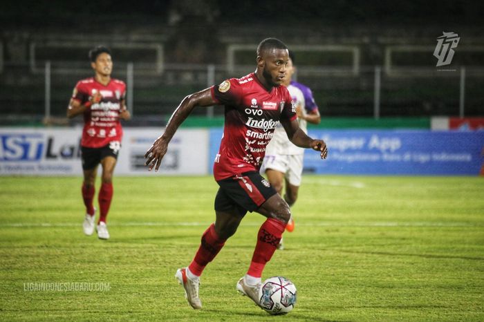 Aksi Privat Mbarga saat membela Bali United melawan Persita Tangerang pada pekan ke-20 Liga 1 2021-2022.