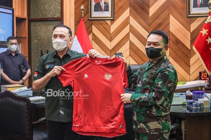 Ketua Umum PSSI, Mochamad Iriawan (kiri), nampak memberikan hadiah jersey timnas Indonesia kepada KSAD TNI, Dudung Abdurachman (kanan), di Mabes TNI AD, Gambir, Jakarta Pusat, 18 Januari 2022.