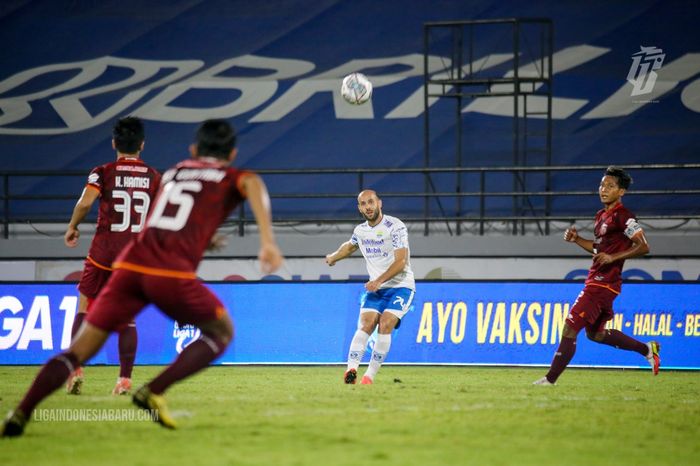 Gelandang Persib Bandung, Mohammed Rashid di laga melawan Borneo FC