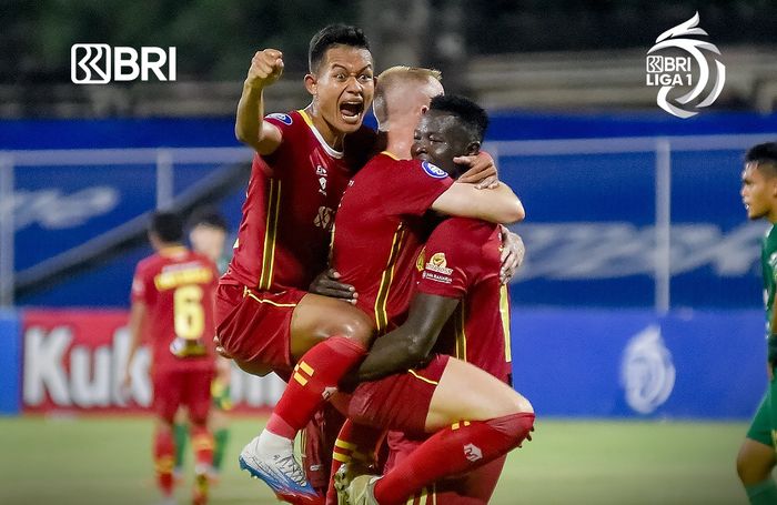 Pemain Bhayangkara FC merayakan gol yang dicetak oleh Ezechiel Ndouassel ke gawang Persebaya Surabaya pada pekan ke-20 Liga 1 2021-2022.