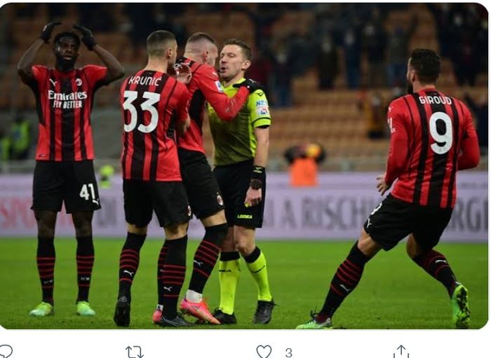 Pemain AC Milan melakukan protes kepada wasit Marco Serra di laga Liga Italia melawan Spezia, Senin (17/1/2022) di San Siro.