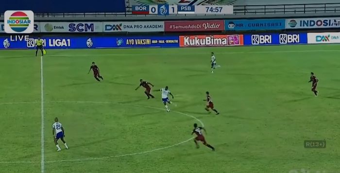 David Da Silva saat menerima umpan Bruno Cantanhede dalam laga Borneo FC vs Persib di Liga 1 2021/22 (18/1/2022). 