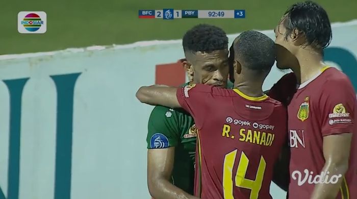 Ruben Sanadi memeluk Ricky Kambuaya usai dikartu merah dalam laga Bhayangkara FC vs Persebaya (18/1/2022). 