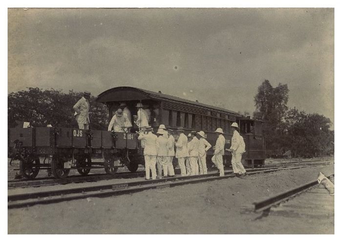 Para pekerja kereta api (kemungkinan foto ini diambil di Semarang)