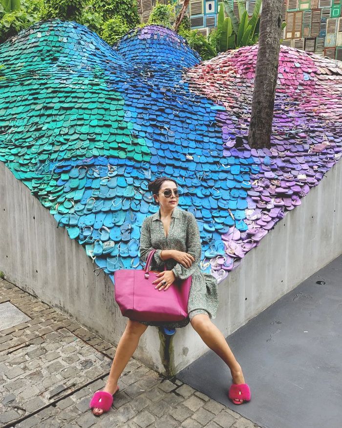 Potret modis Mayangsari saat berlibur di pulau Dewata.