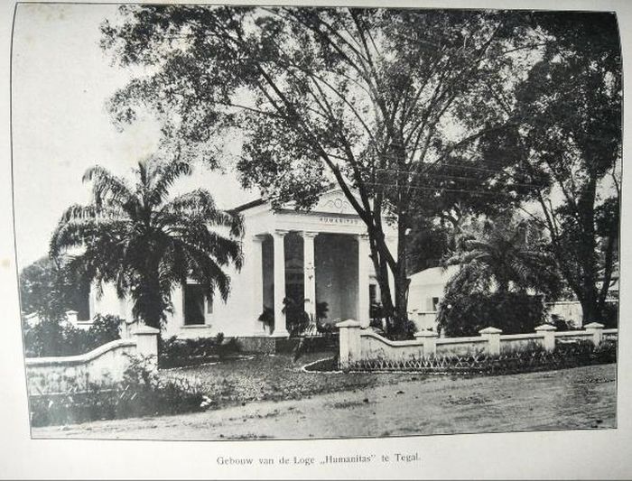 Loji Humanitas di Tegal. Anggota Freemason yang tercatat di loji ini tersebar dari Tegal dan daerah sekitarnya, termasuk Cirebon.