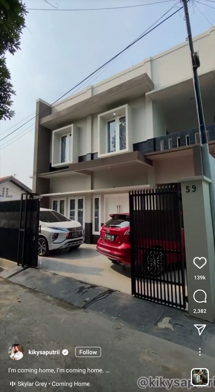 Eksterior rumah artis Kiky Saputri.
