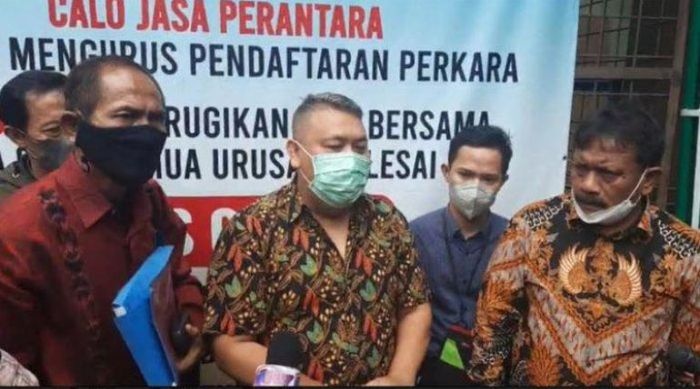 Tim kuasa hukum Jonathan Frizzy (Kiri dan kanan) bersama dua saksi yakni paman dan Make Up Artis (MUA) (tengah) selepas menjalani agenda pernyataan saksi di Pengadilan Agama Jakarta Selatan, Kamis (20/1/2022) 