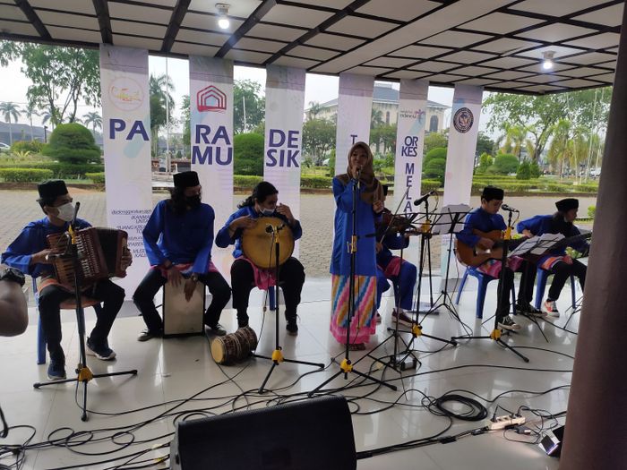 Penampilan orkes Melayu. Gaya bermusik orkes Melayu melahirkan musik dangdut yang terus berkembang.