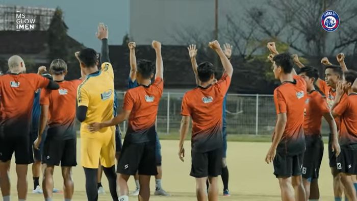 Pemain Arema FC melakukan tos pada official training jelang laga melawan PSIS Semarang, Senin (17/1/2022).