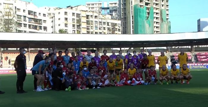 Para pemain timnas Wanita Indonesia berfoto dengan pemain timnas Wanita Australia pada babak penyisihan grup Piala Asia Wanita 2022 di Stadion Mumbai Arena, Mumbai, Jumat (21/1/2022). 