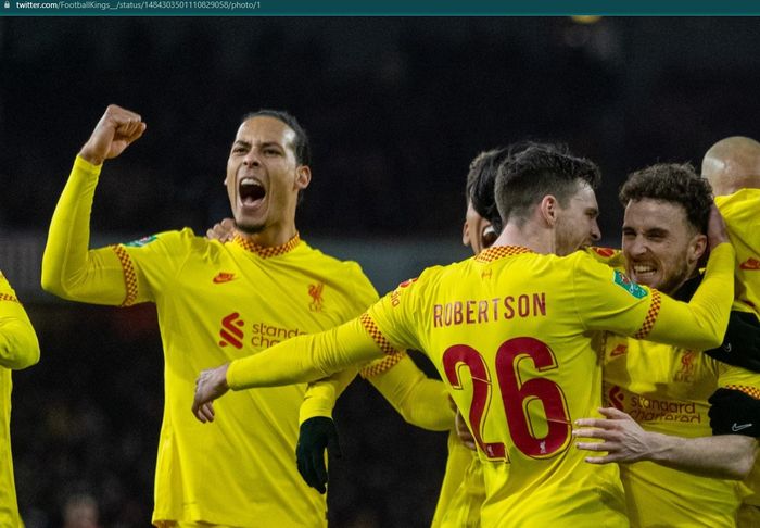 Momen Virgil van Dijk merayakan gol Diogo Jota ke gawang Arsenal pada semifinal leg kedua Piala Liga Inggris.