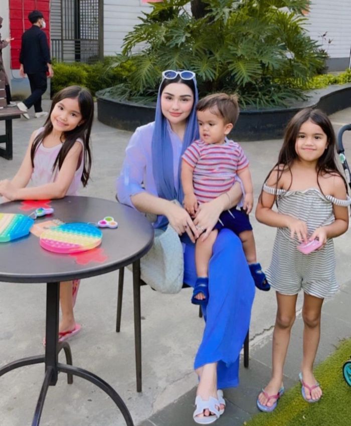  Nurah Sheivirah bersama anak-anaknya  