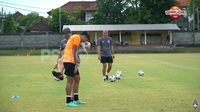 Shin Tae-yong menendang Edo Febriansyah terlihat dalam latihan hari kedua pemusatan latihan timnas Indonesia jelang FIFA Matchday, di Stadion Gelora Trisakti, Kuta, Bali pada Jumat (21/1/2022). 