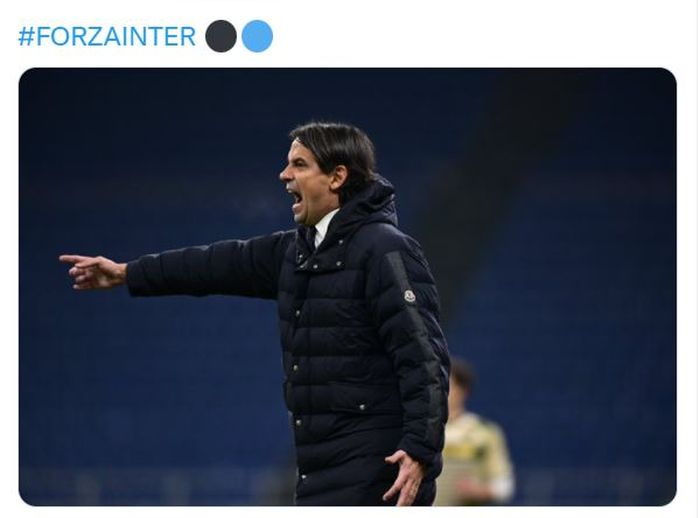 Pelatih Inter Milan, Simone Inzaghi, saat memberi instruksi.