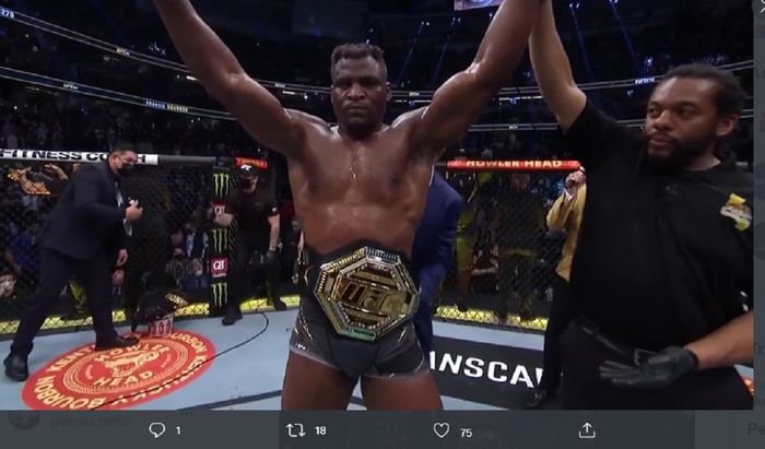 Francis Ngannou mengalahkan Ciryl Gane untuk mempertahankan gelar juara kelas berat pada UFC 270 di Honda Center, California, Amerika Serikat, 22 Januari 2021.