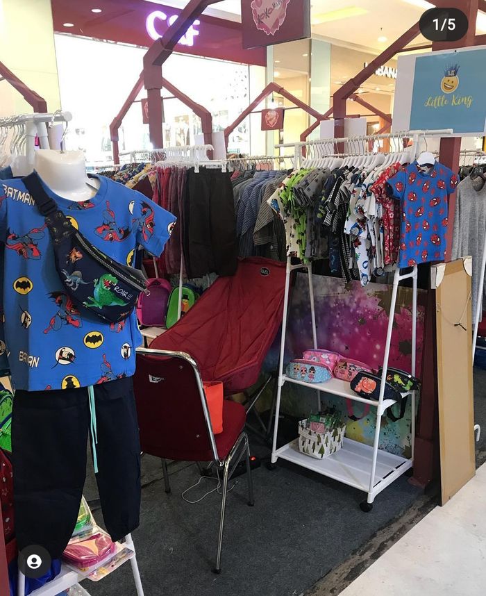 Nadya Almira berdagang baju anak-anak.