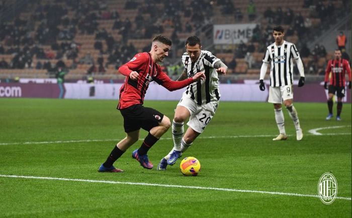 Penyerang sayap AC Milan, Alexis Saelemaekers, beraksi dalam laga melawan Juventus pada pekan ke-23 Liga Italia 2021-2022 di Stadion San Siro, Minggu (23/1/2022).