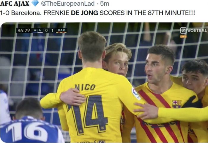 Gelandang Barcelona, Frenkie de Jong, merayakan golnya ke gawang Alaves.